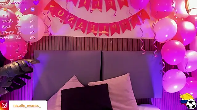 NicolleeEvanss online show from June 26, 12:20 pm