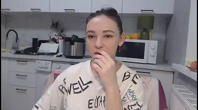 Snapshot of StacyMind chatting on December 8, 7:00 pm StacyMind online show from December 8, 7:00 pm