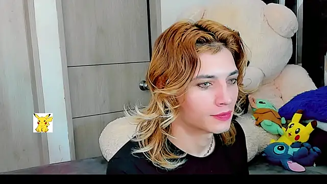 Snapshot of honey_skin chatting on December 23, 1:18 am honey skin online show from December 23, 1:18 am