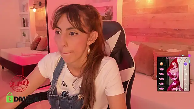 Snapshot of candy_summer28 chatting on July 16, 7:09 pm candy summer28 online show from July 16, 7:09 pm