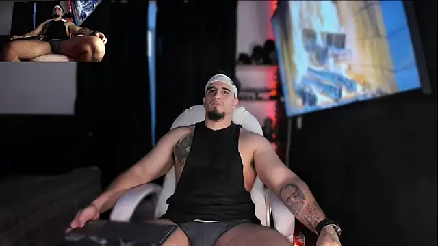 Snapshot of kingbear777 chatting on December 5, 8:11 pm kingbear777 online show from December 5, 8:11 pm