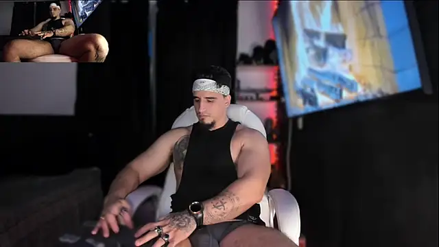 Snapshot of kingbear777 chatting on December 12, 8:36 am kingbear777 online show from December 12, 8:36 am