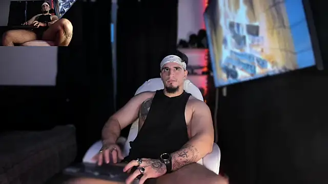 Snapshot of kingbear777 chatting on December 22, 1:34 am kingbear777 online show from December 22, 1:34 am