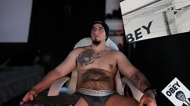 Snapshot of kingbear777 chatting on February 10, 1:14 am kingbear777 online show from February 10, 1:14 am