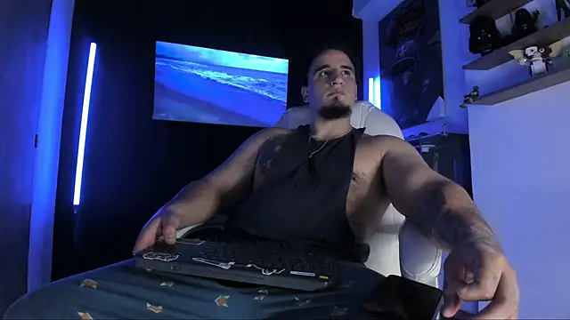 Snapshot of kingbear777 chatting on September 15, 10:43 pm kingbear777 online show from September 15, 10:43 pm