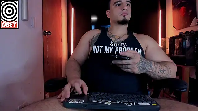 Snapshot of kingbear777 chatting on December 21, 1:35 am kingbear777 online show from December 21, 1:35 am