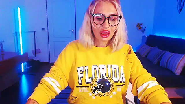 Snapshot of beauty_chl0e chatting on December 15, 7:53 pm beauty chl0e online show from December 15, 7:53 pm