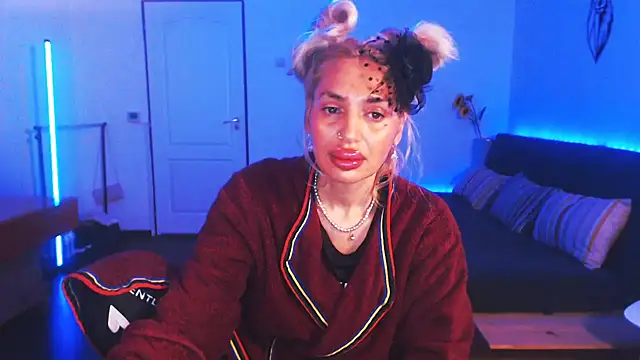 Snapshot of beauty_chl0e chatting on December 25, 9:00 pm beauty chl0e online show from December 25, 9:00 pm