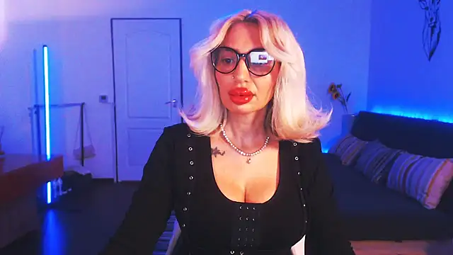 Snapshot of beauty_chl0e chatting on December 30, 9:50 pm beauty chl0e online show from December 30, 9:50 pm