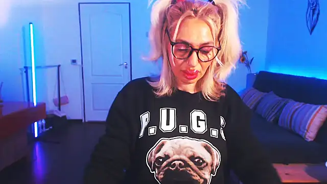 Snapshot of beauty_chl0e chatting on January 2, 9:18 pm beauty chl0e online show from January 2, 9:18 pm