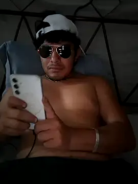 Snapshot of GusssHOT chatting on October 3, 10:07 pm GusssHOT online show from October 3, 10:07 pm