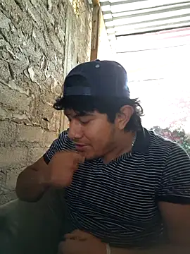 Snapshot of GusssHOT chatting on April 13, 4:23 pm GusssHOT online show from April 13, 4:23 pm