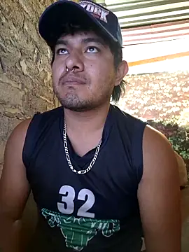 Snapshot of GusssHOT chatting on April 14, 5:52 pm GusssHOT online show from April 14, 5:52 pm