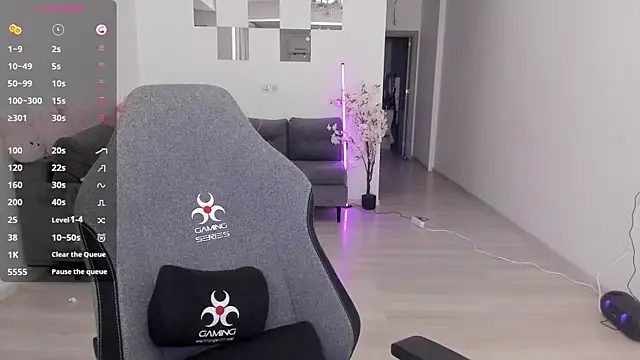 LovelyBianca online show from April 7, 8:20 pm