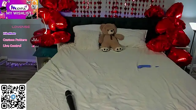 Kelly Hardy online show from February 15, 6:12 am