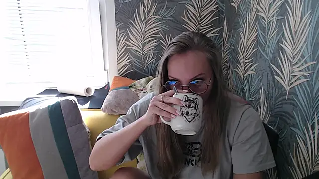 Kelly Hardy online show from September 20, 4:35 am