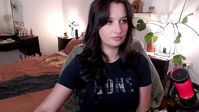 Snapshot of Lenas_Room chatting on May 6, 5:35 am Lenas Room online show from May 6, 5:35 am