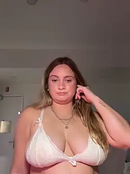 Snapshot of Sophie_Raegan chatting on March 5, 6:48 pm Sophie Raegan online show from March 5, 6:48 pm