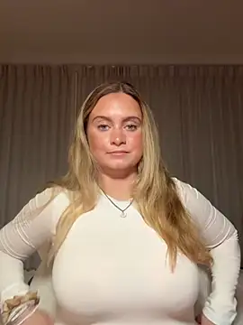 Snapshot of Sophie_Raegan chatting on April 8, 4:45 am Sophie Raegan online show from April 8, 4:45 am