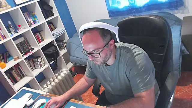 ravingr4d4 online show from April 7, 9:54 am