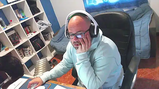 ravingr4d4 online show from April 13, 7:58 am