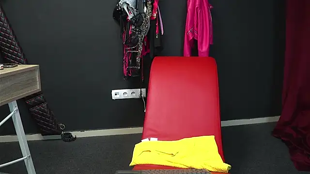 Snapshot of CelineConner chatting on October 10, 4:11 am CelineConner online show from October 10, 4:11 am