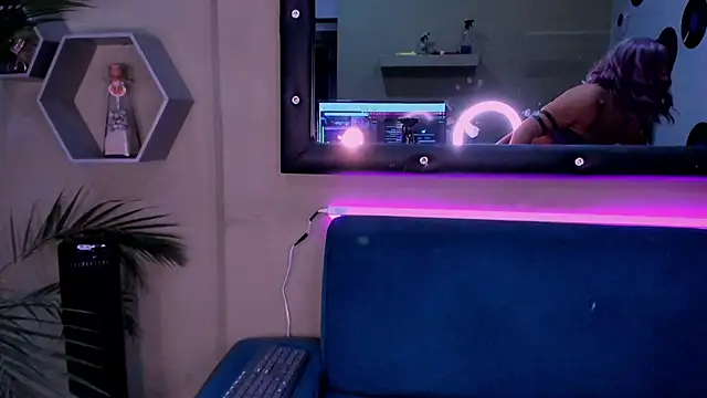 Snapshot of Sussy_Bell01 chatting on December 4, 9:46 pm Sussy Bell01 online show from December 4, 9:46 pm