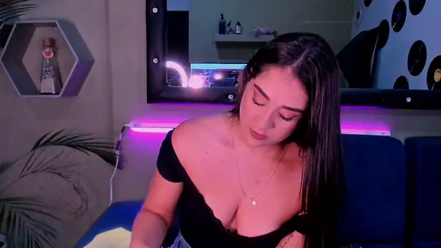 Snapshot of Sussy_Bell01 chatting on December 9, 8:33 pm Sussy Bell01 online show from December 9, 8:33 pm