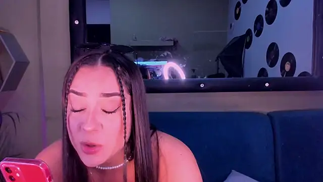 Snapshot of Sussy_Bell01 chatting on December 16, 7:43 pm Sussy Bell01 online show from December 16, 7:43 pm