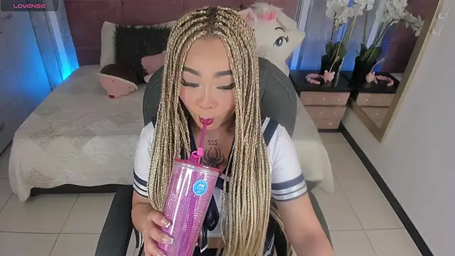 Snapshot of conny__curly chatting on October 30, 2:18 pm conny curly online show from October 30, 2:18 pm