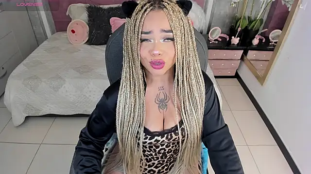 Snapshot of conny__curly chatting on November 18, 3:05 pm conny curly online show from November 18, 3:05 pm