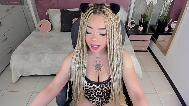 Snapshot of conny__curly chatting on November 23, 1:00 pm conny curly online show from November 23, 1:00 pm