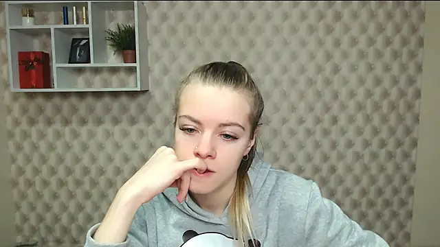 AliceFlirtt  online show from October 16, 8:15 am