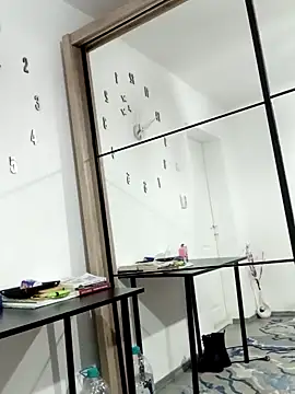 LaraJuicyxx online show from December 1, 9:48 pm