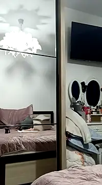 LaraJuicyxx online show from December 2, 12:52 am