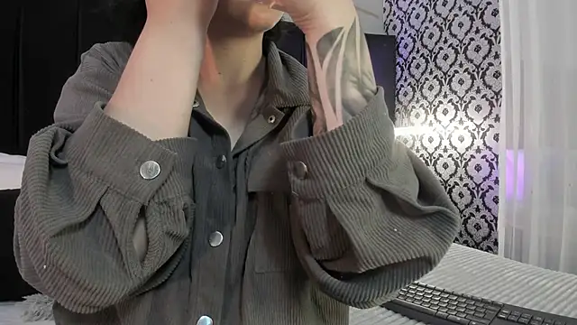 Adeelinee online show from November 18, 7:40 pm