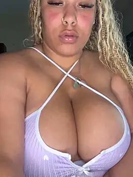 Snapshot of lovelymyah chatting on March 21, 12:18 am lovelymyah online show from March 21, 12:18 am