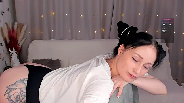 LisaMooore online show from February 15, 3:28 pm