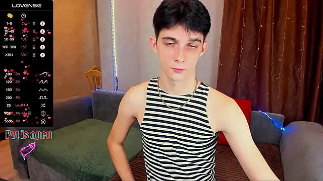 Snapshot of Aaron_Boom chatting on November 14, 5:17 am Aaron Boom online show from November 14, 5:17 am