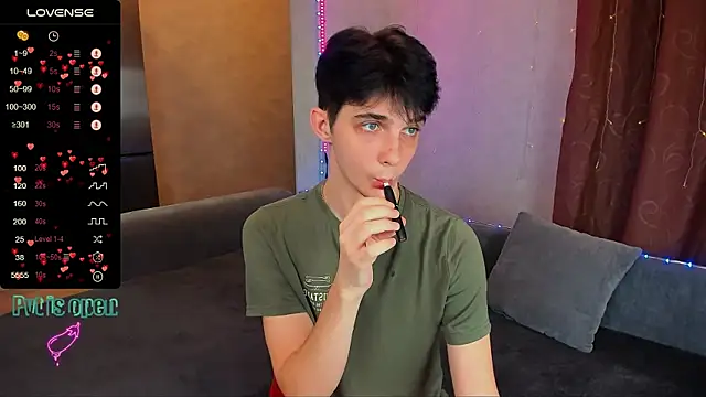 Snapshot of Aaron_Boom chatting on November 30, 10:14 pm Aaron Boom online show from November 30, 10:14 pm