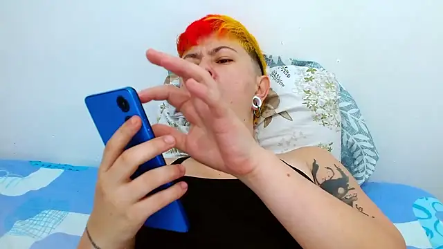 Snapshot of tomboyblue chatting on January 8, 7:05 pm tomboyblue online show from January 8, 7:05 pm