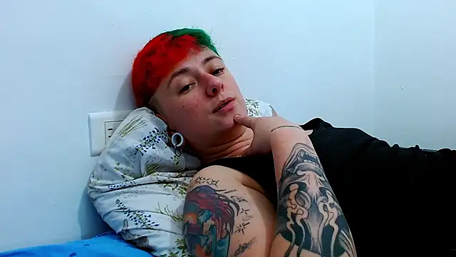 Snapshot of tomboyblue chatting on January 9, 8:32 pm tomboyblue online show from January 9, 8:32 pm