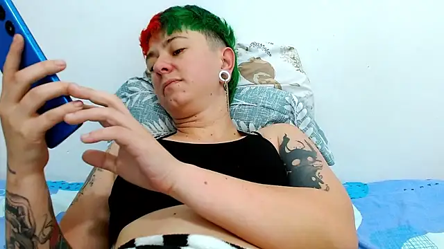 Snapshot of tomboyblue chatting on January 11, 12:43 pm tomboyblue online show from January 11, 12:43 pm