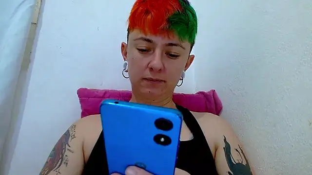 Snapshot of tomboyblue chatting on January 15, 8:12 pm tomboyblue online show from January 15, 8:12 pm