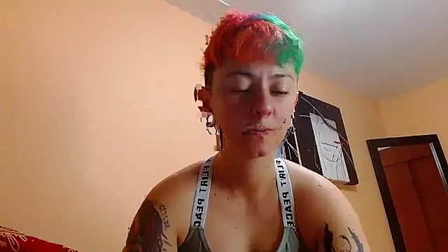 Snapshot of tomboyblue chatting on January 18, 2:21 pm tomboyblue online show from January 18, 2:21 pm