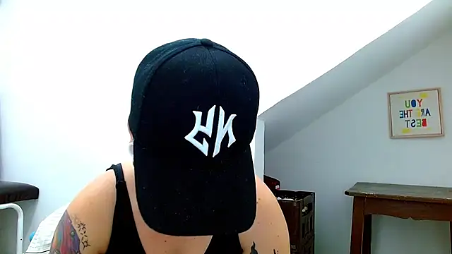 Snapshot of tomboyblue chatting on January 31, 9:24 pm tomboyblue online show from January 31, 9:24 pm