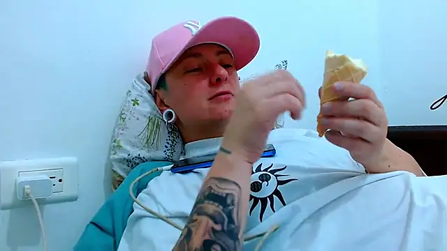 Snapshot of tomboyblue chatting on February 4, 9:09 pm tomboyblue online show from February 4, 9:09 pm