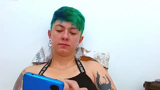 Snapshot of tomboyblue chatting on February 5, 3:27 pm tomboyblue online show from February 5, 3:27 pm