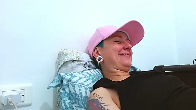 Snapshot of tomboyblue chatting on February 6, 6:11 pm tomboyblue online show from February 6, 6:11 pm