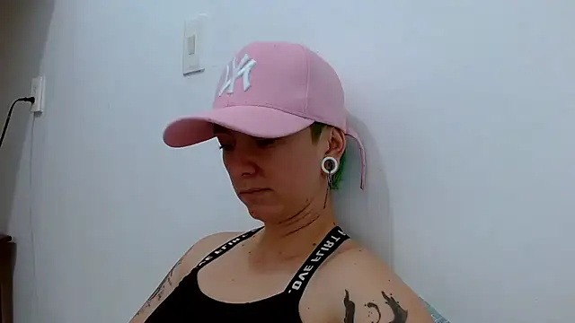 Snapshot of tomboyblue chatting on February 9, 4:22 pm tomboyblue online show from February 9, 4:22 pm